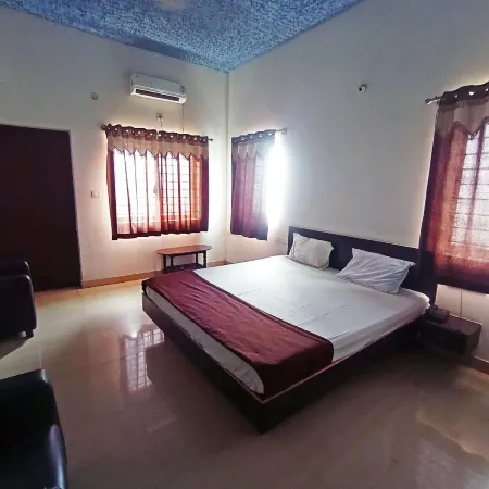 Savanur Deluxe Lodge Отели в г. Давангере