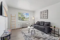 Studio Near Downtown - King Bed - Walk to Tiger Stadium