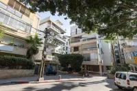 Cozy 3BR Apt w Big Windows 5 Min Walk From Beach Hoteles en 