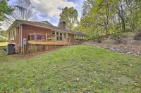 Updated Ranch-Style Home w/ Scenic Deck, Pond - 3 estrellas