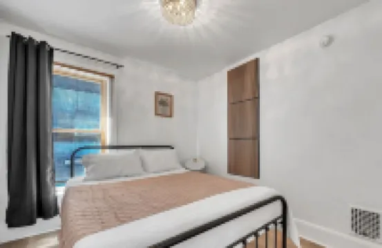 mins to the Niagara Falls with WiFi, AC, Arcade, full kitchen