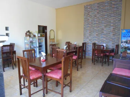 Grand Wijaya Hotel Отели рядом с достопримечательностью «Puri Kanginan Buleleng»