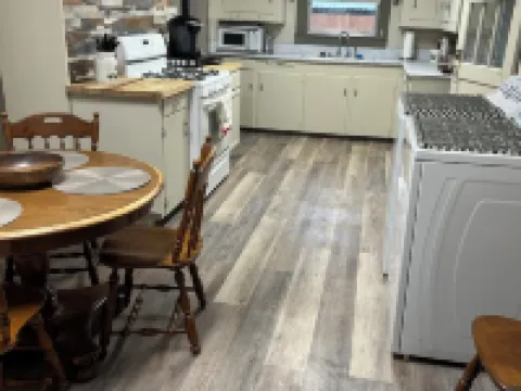 Charming 3-bedroom house with AC, WiFi in serene Houma Hotels in Houma