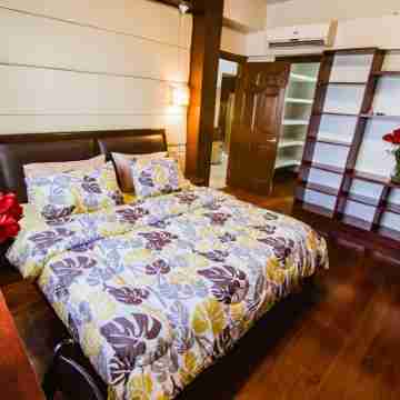 Luxurious condo 2BR/2Baths at the heart of the city. Rooms