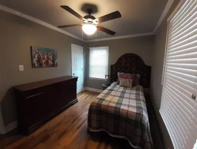 Elm Circle Cozy Cottage walking distance to Downtown. Hotels near JCPenney