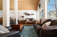 Close to town cabin w/Hot Tub in Steamboat Springs