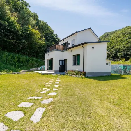 Gyeongju Sunflower Private Cottage Отели рядом с достопримечательностью «Храм Голгулса»