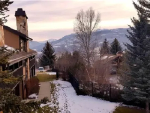 Charming condo w/ king bed, hot tub, pool, minutes away from world class skiing