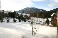 Views! Spacious 2-bed 2-bath corner townhouse, close to lifts and Village.