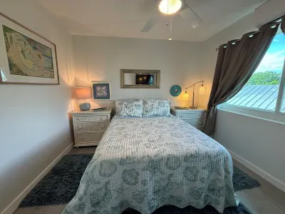 Beautifully furnished Treasure Cay 2bd 2bth condo with 36’ boat slip! 住宿飯店