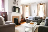 Spacious Kitchen and Cozy Retreat - Charming Family Haven