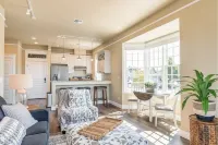 “Inn on the Harbor” Stunning sunsets, centrally located, cozy getaway!