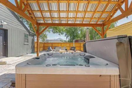 Salt Lake Cabana -- Hot Tub + Gated Parking + Outdoor Dining -- Отели рядом с достопримечательностью «Китайски ресторант "Китайски квартал"»