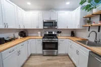 Spacious and Stylish Apartment Perfect for Your Getaway in Beverly!