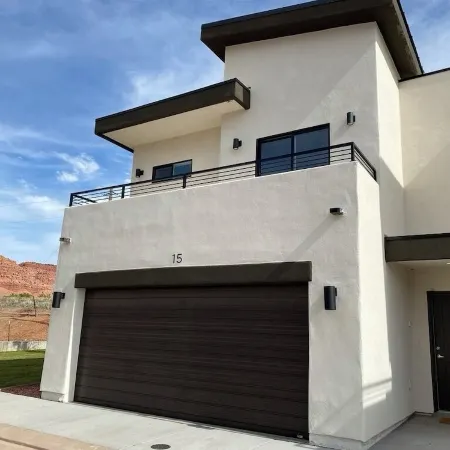 Gorgeous New Townhome with Hot Tub