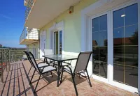 2-bedroom luxury villa surrounded by mountain views just minutes from the beach Hotels in Donje Polje