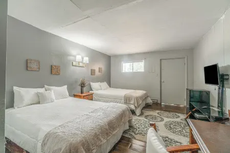 OYO Holiday Capri Motel & RV Park Отели в г. Logan County