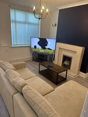 5 minutes drive to bolton stadium!! Family sized house with slit of space Hotels in Bolton