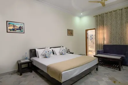 Your home away from home. Отели в г. Мандор