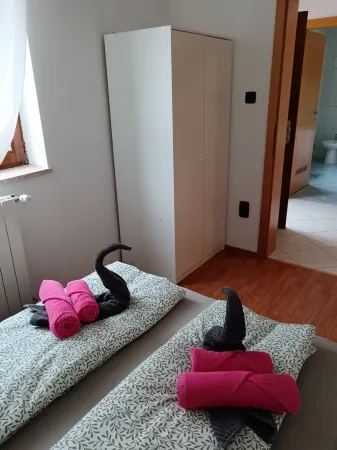 Schönes Apartment mit 3 Schlafzimmer und Pool Mitbenutzung Отели в г. Opcina Liznjan