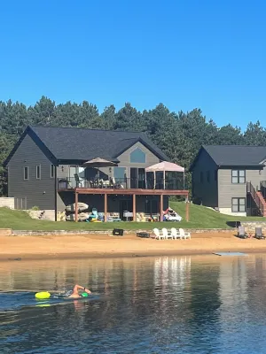 Modern 4 bedroom Lake House on Private Lake near WI Dells/Castle Rock Lake