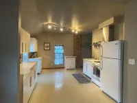 Cozy 2-bedroom apartment in Warren with AC, WiFi Hotels in Warren