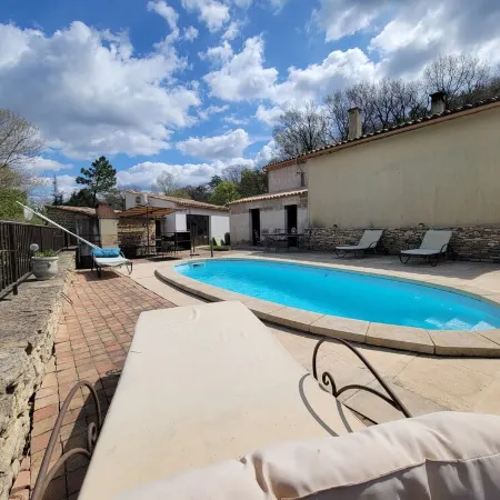 8-person house with pool and jacuzzi, 5 minutes from apt. Отели в г. Апт