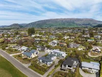 Lake & Mountain views, close to ski fields. Executive living - 3 bed/3 bath, spa - pemandangan pegunungan