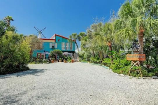 Windmill Gardens Inn "Penthouse" by Galveston Bay is a cozy tropical hideaway!