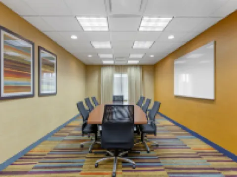 舒適套房酒店阿克倫南 格林酒店