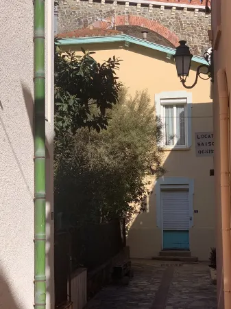 Maison de Village 150 m de la Plage Отели в г. Сербер