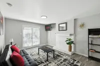 Chic 2-bedroom apartment with pool, fitness room in vibrant Addison