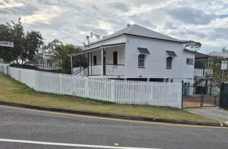 4-bedroom house including separate 30m2 studio in amazing Manly Отели в г. Манли