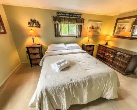 Retro Moose Cottage - Home in Lake City Hotels in Missaukee County