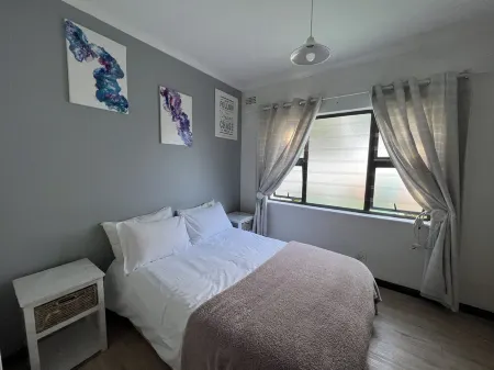 Family Home with pool, Sleeps 6 and Pet Friendly Отели рядом с достопримечательностью «Хаут-Бей»