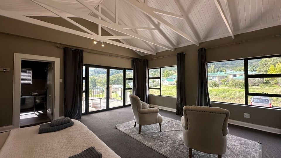 Spacious 5-bedroom villa in delightful Clarens with AC, WiFi