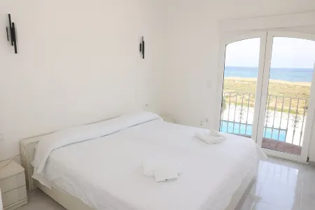 Villa on the beach with private pool - holaVivienda Inmobiliaria