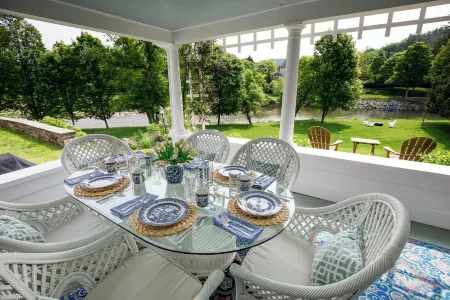 Premier Woodstock Village Riverfront Home Отели в г. Вудсток