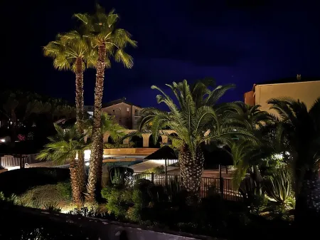 26m2 studio cabin with south-facing terrace, pool view Отели в г. Giens