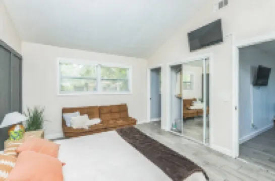 3 bdrm 2 bath luxury house in Largo - 15 mins to Clearwater Mins to beaches