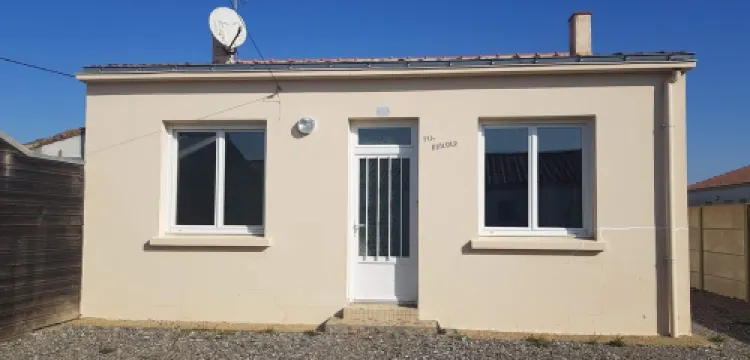 House near beach, port and shops, quiet area, private parking and courtyard.