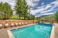 Top Floor Loft with Free WiFi, Shared Pool & Hot Tub - Steps to Gondola Square