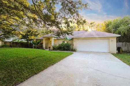 Spacious 3-bedroom house with A/C, heat, wi-fi, in peaceful setting by the river