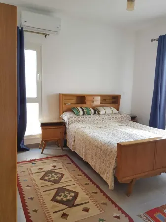 Cozy, family oriented & friendly apartment by the beach Отели в г. Мерса Матрух