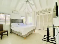 Cozy vacation retreat. Bungalow in a gated community close to Ochos Rios.