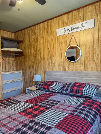 Ahmic Lake Resort's 2-Bedroom Cottage with Hot Tub (Gray Wolf Cottage)