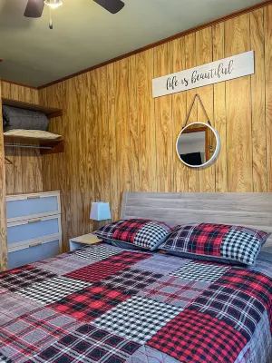 Ahmic Lake Resort's 2-Bedroom Cottage with Hot Tub (Gray Wolf Cottage)