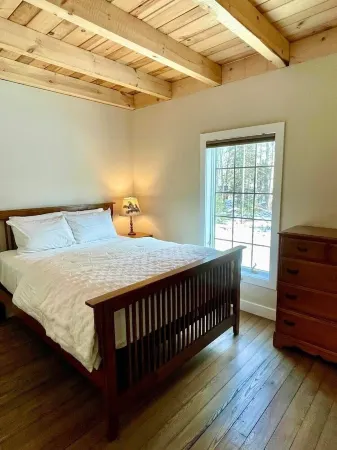 Lovely cabin with WiFi in charming Speculator Отели в г. Спекулатор