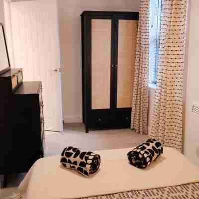 Stylish, Luxury Southampton Apt - Sleeps 4. Rooms