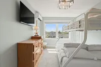 Beautiful, luxurious 2br apartment 300' from the ocean. Setup with the works Hotels in Salisbury